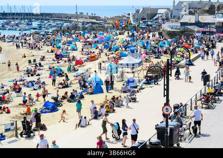 Lyme Regis, Dorset, Royaume-Uni. 3 mai 2025. Météo britannique : les visiteurs et les habitants affluent vers la station balnéaire de Lyme Regis pour se prélasser sous un soleil brûlant le week-end de vacances bancaires. Les gens ont fait le meilleur du long week-end en profitant du soleil sur la plage bondée et en plongeant dans la mer. Crédit : Celia McMahon/Alamy Live News Banque D'Images