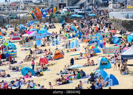 Lyme Regis, Dorset, Royaume-Uni. 3 mai 2025. Météo britannique : les visiteurs et les habitants affluent vers la station balnéaire de Lyme Regis pour se prélasser sous un soleil brûlant le week-end de vacances bancaires. Les gens ont fait le meilleur du long week-end en profitant du soleil sur la plage bondée et en plongeant dans la mer. Crédit : Celia McMahon/Alamy Live News Banque D'Images