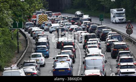 Brighton, Royaume-Uni. 3 mai 2025. Embouteillages se dirigeant vers Brighton sur la côte sud alors que le temps chaud continue au Royaume-Uni crédit : James Boardman/Alamy Live News Banque D'Images