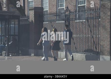 Cambridge, ma, États-Unis. 2 mai 2025. Scènes de la région de l'Université Harvard. Étudiants et visiteurs marchent le long de Massachusetts Avenue à Harvard Square. (Crédit image : © Kenneth Martin/ZUMA Press Wire) USAGE ÉDITORIAL SEULEMENT ! Non destiné à UN USAGE commercial ! Banque D'Images