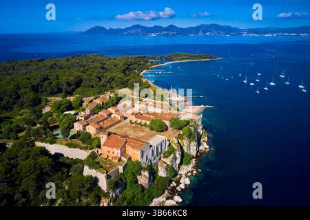 France, Alpes-Maritimes, Cannes, Îles de Lérins, Île Sainte-Marguerite, vue aérienne du fort royal (XVIIe siècle) prison de l'homme dans le fer Banque D'Images