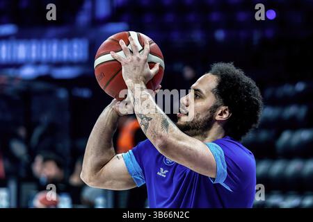 ISTANBUL, TURQUIE - 23 MARS 2025 : Shane Larkin #0 de l'Anadolu Efes Istanbul se réchauffe avant le Turkiye Sigorta Basketball Super League (BSL) régulier Banque D'Images