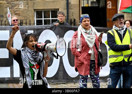 Édimbourg, Écosse, Royaume-Uni. 3 mai 2025. La marche annuelle du 1er mai d'Édimbourg et des Lothians commence à Parliament Square sur le Royal Mile, puis descend le Royal Mile jusqu'à la Pleasance où il y a un rassemblement, de la musique et des stands. Rassemblement à la Pleasance avec des partisans pro-palestiniens. Crédit : Craig Brown/Alamy Live News Banque D'Images