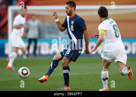Clint Dempsey, des États-Unis (8), passe le ballon lors d'un match de Coupe du monde C contre la Slovénie le 18 juin 2010 au stade Ellis Park de Johannesburg, en Afrique du Sud. Usage éditorial exclusif. Pas de poussée vers l'utilisation mobile. Utilisation commerciale interdite. (Photographie de Jonathan Paul Larsen / Diadem images) Banque D'Images