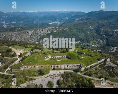 VUE AÉRIENNE. Fort de la Revère, montagnes du Mercantour enneigées au loin. Èze, Alpes-Maritimes, Provence-Alpes-Côte d’Azur, France. Banque D'Images