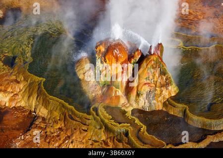 VUE AÉRIENNE. Fly Geyser est une formation rocheuse géothermique très colorée par des algues thermophiles. Gerlach, désert de Black Rock, comté de Washoe, Nevada, États-Unis. Banque D'Images