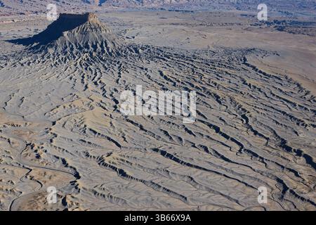 VUE AÉRIENNE.Butte émergeant (d'environ 500 mètres) hors du désert relativement plat environnant.Bouton d'usineCaineville, Wayne County, Utah, États-Unis. Banque D'Images