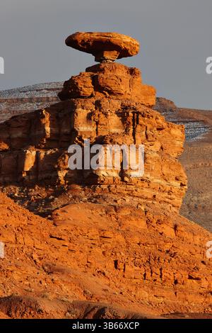 Photo au coucher du soleil d'un rocher équilibré défiant les lois de la gravité.Formation de roche de chapeau mexicain.San Juan County, Utah, États-Unis. Banque D'Images