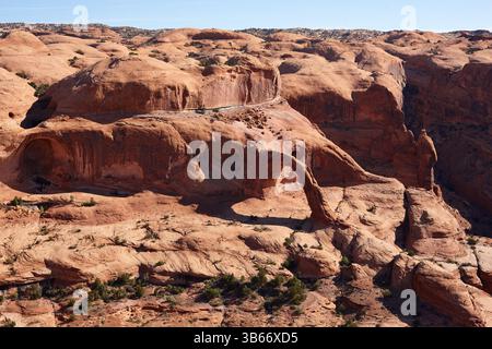 VUE AÉRIENNE. Corona Arch, une grande arche pittoresque en grès près de la ville de Moab. Comté de Grand, Utah, États-Unis. Banque D'Images