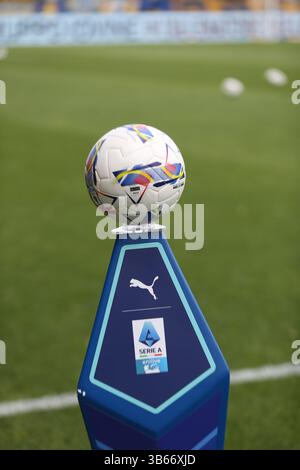 Parme, Italie. 03 mai 2025. Match ball pendant le match de football Serie A Enilive entre Parme et Côme au stade Ennio Tardini de Parme, samedi 3 mai 2025. Sport - Football. (Photo de Gianni Santandrea/LaPresse) crédit : LaPresse/Alamy Live News Banque D'Images