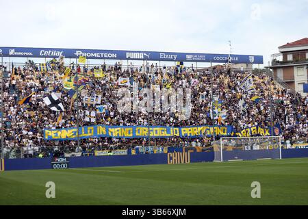 Parme, Italie. 03 mai 2025. Le supporter de Parme lors du match de football Serie A Enilive entre Parme et Côme au stade Ennio Tardini de Parme, samedi 3 mai 2025. Sport - Football. (Photo de Gianni Santandrea/LaPresse) crédit : LaPresse/Alamy Live News Banque D'Images