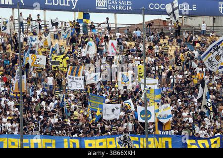 Parme, Italie. 03 mai 2025. Le supporter de Parme lors du match de football Serie A Enilive entre Parme et Côme au stade Ennio Tardini de Parme, samedi 3 mai 2025. Sport - Football. (Photo de Gianni Santandrea/LaPresse) crédit : LaPresse/Alamy Live News Banque D'Images