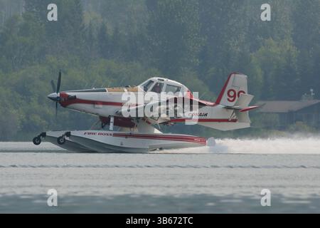 Tracteur aérien AT-802 avion de lutte contre les incendies décollant du lac. Banque D'Images
