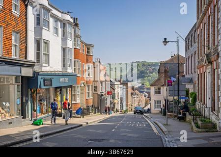 Vue sur Lewes High Street en direction de la rivière Ouse à Lewes, Sussex, Royaume-Uni, le 29 avril 2025 Banque D'Images