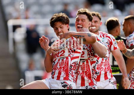 Owen Trout de Leigh Leopards (à gauche) célèbre son essai avec Robbie Mulhern de Leigh Leopards (à droite) lors du match de Betfred Super League à St James' Park, Newcastle upon Tyne. Date de la photo : samedi 3 mai 2025. Banque D'Images