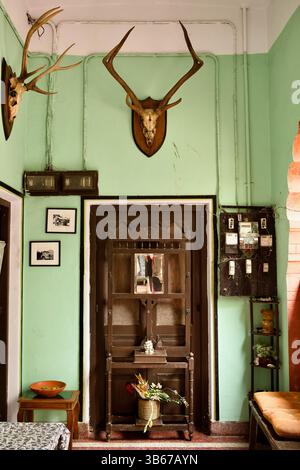 Composition intérieure éclectique avec une porte en treillis en bois, des bois montés et des fils apparents dans une vieille résidence de Dacca du milieu du XXe siècle. Banque D'Images