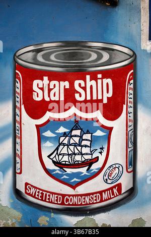 Peinture murale peinte à la main de Starship Condensed Milk, un produit d'Abul Khair Consumer Goods, vue sur un mur de rue à Dhaka, au Bangladesh. Banque D'Images