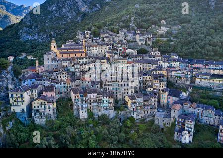 France, Alpes-Maritimes, la vallée de Roya, le village perché de Saorge, labellisé l'un des plus beaux villages de France Banque D'Images