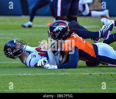 18 septembre 2022 : Randy Gregory (5 ans), le linebacker des Denver Broncos, casse Davis Mills (10 ans), le quarterback des Houston Texans, au 4e quart-temps du match de football entre les Denver Broncos et les Houston Texans, à Empower Field Field à Denver, dans LE COLORADO. Denver s'est accroché pour gagner 16-9. Derek Regensburger/CSM. (Crédit image : © Derek Regensburger/CSM via ZUMA Press Wire) Banque D'Images