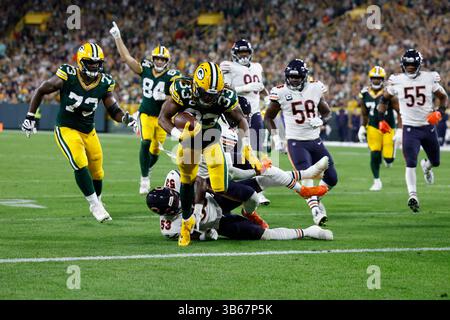 18 septembre 2022 : Green Bay, Wisconsin, États-Unis : Green Bay Packers Running Back Aaron Jones (33 ans) se précipite pour son premier de deux touchdowns dans la première moitié du match de football NFL entre les Chicago Bears et les Green Bay Packers au lambeau Field de Green Bay. (Crédit image : © Darren Lee/CSM via ZUMA Press Wire) Banque D'Images