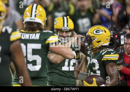18 septembre 2022 : le quarterback Aaron Rodgers (12 ans) des Green Bay Packers célèbre Aaron Jones (33 ans) après que Jones ait marqué un touchdown au deuxième quart-temps contre les Bears de Chicago au lambeau Field dimanche 18 septembre 2022, à Green Bay, Wisconsin. (Crédit image : © Armando L. Sanchez/Chicago Tribune via ZUMA Press Wire) Banque D'Images