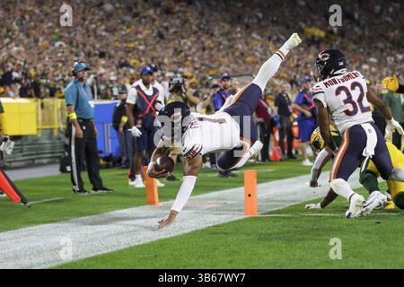 18 septembre 2022 : le quarterback Justin Fields des Chicago Bears (1) plonge dans la zone finale pour un touchdown lors du premier quart-temps contre les Packers de Green Bay à lambeau Field dimanche 18 septembre 2022, à Green Bay, Wisconsin. (Crédit image : © Armando L. Sanchez/Chicago Tribune via ZUMA Press Wire) Banque D'Images