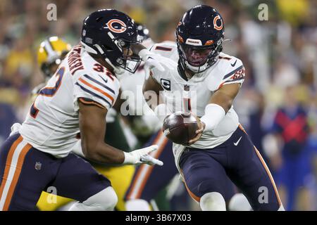 18 septembre 2022 : le quarterback Justin Fields (1) des Chicago Bears remet le ballon à David Montgomery (32) lors du premier quart-temps contre les Packers de Green Bay au lambeau Field dimanche 18 septembre 2022, à Green Bay, Wisconsin. (Crédit image : © Armando L. Sanchez/Chicago Tribune via ZUMA Press Wire) Banque D'Images