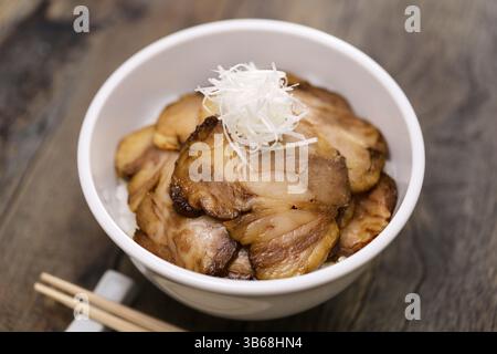 Bol de riz au porc Chashu, l'un des menus d'accompagnement standard dans les restaurants de ramen japonais. Banque D'Images