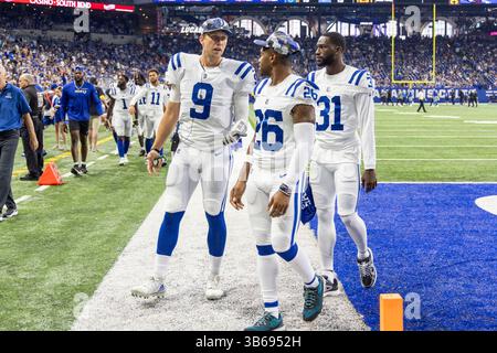 20 août 2022 : le quarterback des Colts d'Indianapolis Nick Foles (9 ans), le défenseur des Colts d'Indianapolis Rodney McLeod (26 ans), et le défenseur des Colts d'Indianapolis Brandon Facyson (31 ans) lors d'un match de pré-saison entre les Lions de Détroit et les Colts d'Indianapolis au Lucas Oil Stadium d'Indianapolis, Indiana. Detroit bat Indianapolis 27-26. John Mersits/CSM. (Crédit image : © John Mersits/CSM via ZUMA Press Wire) Banque D'Images