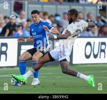 20 août 2022, San Jose, Californie, États-Unis : le défenseur du Los Angeles Football Club SEBASTIEN IBEAGHA (25) défie le milieu de terrain des tremblements de terre de San Jose CRISTIAN ESPINOZA (10) lors du match MLS entre les tremblements de terre de San Jose et le Los Angeles Football Club au PayPal Park à San Jose, Californie (crédit image : © Jeff Mulvihill Jr./ZUMA Press Wire) Banque D'Images