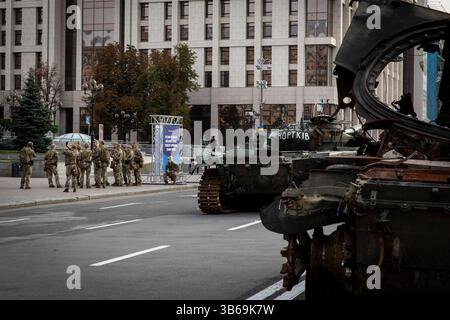 23 août 2022, Kiev, Ukraine : des soldats ukrainiens se tiennent à côté du panneau d'affichage de l'exposition à Kiev. Comme dédié à la prochaine Journée de l'indépendance de l'Ukraine, et près de 6 mois après l'invasion à grande échelle de l'Ukraine le 24 février, la capitale du pays Kyiv a organisé une exposition dans la rue principale de Khreschaytk Street montrant de multiples équipements militaires détruits, chars et armes des forces armées de la Fédération de Russie (AFRF)..alors que l'invasion complète russe de l'Ukraine a commencé le 24 février, la guerre a tué de nombreux civils et soldats, près de 9000 militaires ukrainiens Banque D'Images