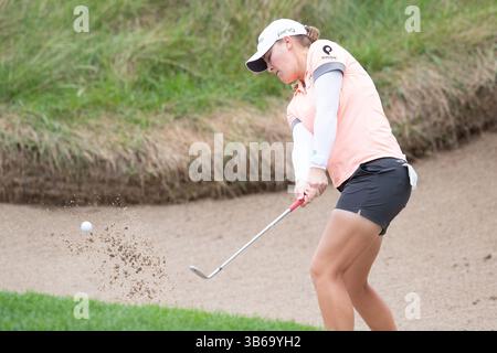 Le 26 août 2022 : Jennifer Kupcho, des États-Unis, prend un tir de cale de bunker lors de la deuxième ronde de l’Open des femmes CP qui a lieu au Ottawa Hunt & Golf Club à Ottawa, Canada. Daniel Lea/CSM (crédit image : © Daniel Lea/CSM via ZUMA Press Wire) Banque D'Images