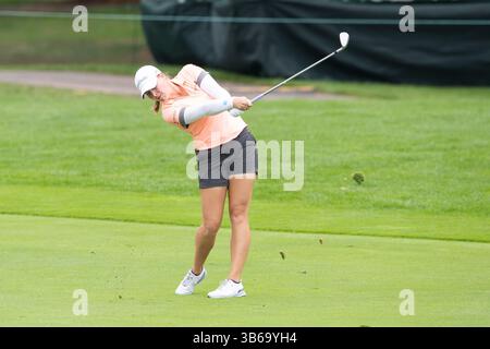 26 août 2022 : Jennifer Kupcho, des États-Unis, prend un coup de fer de fairway lors de la deuxième manche de l’Open des femmes CP qui se tient au Ottawa Hunt & Golf Club à Ottawa, Canada. Daniel Lea/CSM (crédit image : © Daniel Lea/CSM via ZUMA Press Wire) Banque D'Images