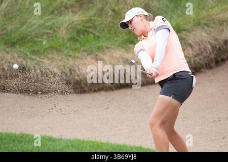 Le 26 août 2022 : Jennifer Kupcho, des États-Unis, prend un tir de cale de bunker lors de la deuxième ronde de l’Open des femmes CP qui a lieu au Ottawa Hunt & Golf Club à Ottawa, Canada. Daniel Lea/CSM (crédit image : © Daniel Lea/CSM via ZUMA Press Wire) Banque D'Images