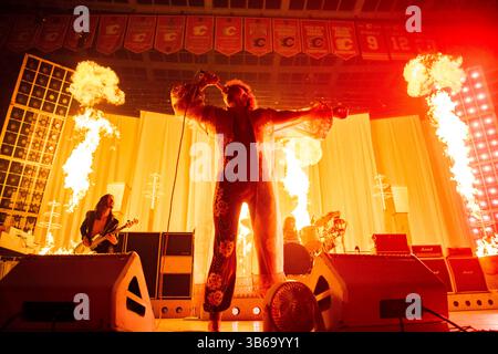 26 août 2022, Calgary, Alberta, Canada : Josh Kiszka de Greta Van Fleet se produit au Scotibank Saddledome à Calgary, Alberta. (Crédit image : © Baden Roth/ZUMA Press Wire) Banque D'Images