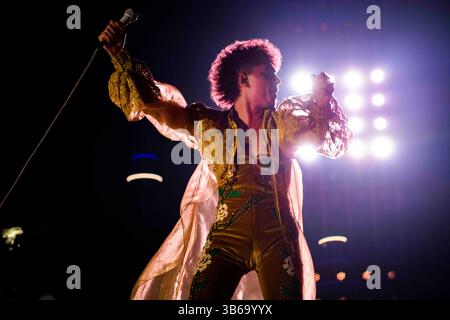 26 août 2022, Calgary, Alberta, Canada : Josh Kiszka de Greta Van Fleet se produit au Scotibank Saddledome à Calgary, Alberta. (Crédit image : © Baden Roth/ZUMA Press Wire) Banque D'Images