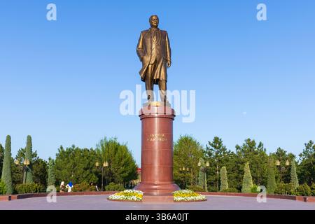 Statue du premier président ouzbek Islam Karimov (1938-2016) à Samarcande, Ouzbékistan Banque D'Images