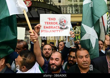 LONDRES, ROYAUME-UNI. 3 mai 2025. Le Pakistan, les Cachemiriens et les Sikhs ont protesté contre le terrorisme soutenu par l'État indien. Les manifestants allèguent que le régime Modi en Inde a mené une attaque sous faux drapeau, affirmant qu'il s'agissait d'une attaque terroriste le 22 avril 2025 à Pahalgam, Jammu-et-Cachemire. En outre, le régime Modi en Inde viole le droit international en fermant l'approvisionnement en eau du Cachemire en face du haut-commissariat indien Londres, au Royaume-Uni. (Photo de 李世惠/Voir Li/Picture Capital) crédit : Voir Li/Picture Capital/Alamy Live News Banque D'Images