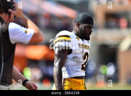 27 août 2022 : le Wyoming Cowboys Running Back Titus Swen (2) quitte le terrain après que son casque se soit détaché lors de l'action dans le match de football NCAA entre Illinois Fighting Illini vs Wyoming Cowboys au Memorial Stadium de Champaign, Illinois. Dean Reid/CSM. (Crédit image : © Dean Reid/CSM via ZUMA Press Wire) Banque D'Images