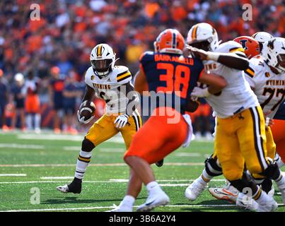 27 août 2022 : le Wyoming Cowboys Running Back Titus Swen (2) cherche une ouverture lors du match de football NCAA entre Illinois Fighting Illini vs Wyoming Cowboys au Memorial Stadium de Champaign, Illinois. Dean Reid/CSM. (Crédit image : © Dean Reid/CSM via ZUMA Press Wire) Banque D'Images