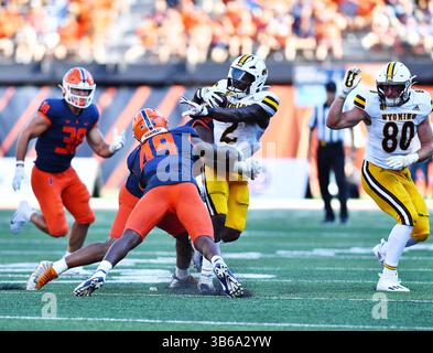 27 août 2022 : Titus Swen (2) des Wyoming Cowboys tente de s'échapper de l'Illinois en combattant Seth Coleman (49), linebacker Illini, lors du match de football NCAA entre l'Illinois et les Wyoming Cowboys au Memorial Stadium de Champaign, Illinois. Dean Reid/CSM. (Crédit image : © Dean Reid/CSM via ZUMA Press Wire) Banque D'Images