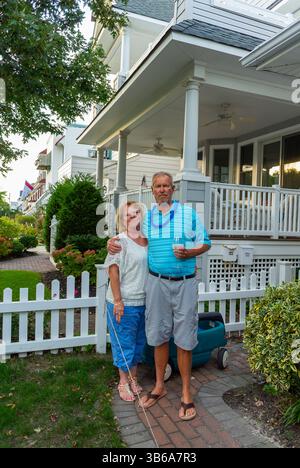 Ocean City, New Jersey, États-Unis, Portrait de famille, couple senior posant devant la maison, l'Amérique de vacances et la classe moyenne familiale Banque D'Images
