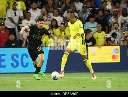 17 juillet 2022 : L'attaquant de Nashville SC Teal Bunbury (12) dribble devant le défenseur du Los Angeles FC Sebastien Ibeagha (25) lors de la deuxième moitié d'un match en MLS entre le Los Angelas FC et le Nashville SC au Geodis Park à Nashville TN Steve Roberts/CSM (crédit image : © @ Steve Roberts/CSM via ZUMA Press Wire) Banque D'Images