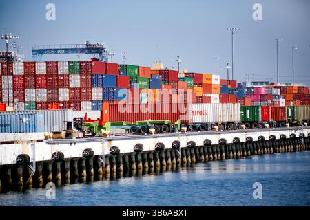 Long Beach, Californie, États-Unis - 09-07-2019 : une vue depuis le port d'un fond de conteneurs maritimes et de camions à plateau. Banque D'Images