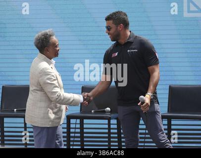 19 juillet 2022 : le maire de Chicago Lori Lightfoot, à gauche, accueille le pilote NASCAR Bubba Wallace au Cityfront Plaza de Chicago le 19 juillet 2022, lors d'un événement de presse pour annoncer que la NASCAR organisera des courses dans les rues du centre-ville de Chicago au cours des prochaines années. L'équipe de Wallace est financée par l'ancienne superstar des Chicago Bulls Michael Jordan. (Crédit image : © Terrence Antonio James/Chicago Tribune via ZUMA Press Wire) Banque D'Images