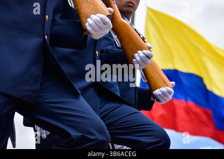 19 juillet 2022, Bogota, Cundinamarca, Colombie : les membres de la marine colombienne défilent lors de la cérémonie des honneurs aux familles des militaires tombés au combat avant le défilé du jour de l'indépendance de la Colombie qui a lieu le 20 juillet, à Bogota, Colombie, le 19 juillet 2022. Photo par : Cristian Bayona/long Visual Press (crédit image : © Cristian Bayona/LongVisual via ZUMA Press Wire) Banque D'Images