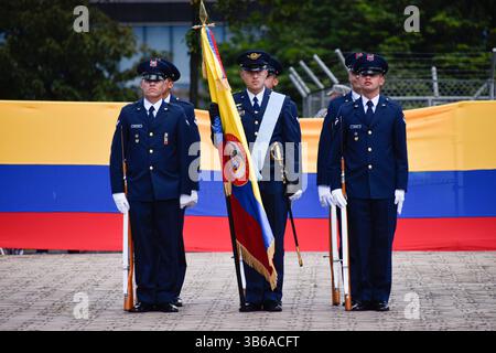 19 juillet 2022, Bogota, Cundinamarca, Colombie : des membres de l'armée de l'air colombienne se tiennent devant un drapeau colombien lors de la cérémonie des honneurs aux familles des militaires tombés au combat avant le défilé du jour de l'indépendance de la Colombie qui a lieu le 20 juillet, à Bogota, Colombie, le 19 juillet 2022. Photo par : Cristian Bayona/long Visual Press (crédit image : © Cristian Bayona/LongVisual via ZUMA Press Wire) Banque D'Images