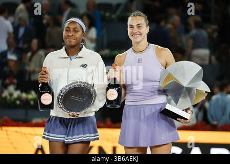 Madrid, Espagne. 3 mai 2025. (G-d) Coco Gauff (USA), Aryna Sabalenka (BLR) Tennis : Coco Gauff et Aryna Sabalenka lors de la cérémonie de finale en simple sur le WTA tour 1000 tournois Mutua Madrid Open tournoi de tennis à la Caja Magica de Madrid, Espagne . Crédit : Mutsu Kawamori/AFLO/Alamy Live News Banque D'Images