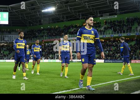 GRONINGEN - déception parmi les joueurs du RKC Waalwijk lors du match néerlandais Eredivisie entre le FC Groningen et le RKC Waalwijk au stade Euroborg le 3 mai 2025 à Groningen, pays-Bas. ANP COR LASKER Banque D'Images