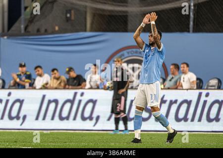 23 juillet 2022, Bronx, New York, États-Unis : le milieu de terrain du New York City FC VALENTIN CASTELLANOS #11 applaudit au fan en quittant le match lors de la deuxième mi-temps contre l'Inter Miami au Yankee Stadium dans le Bronx, NY. Le New York City FC bat l'Inter Miami 2-0 (crédit image : © Mark Smith/ZUMA Press Wire) Banque D'Images